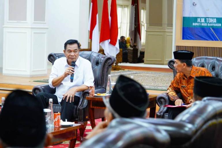 Bupati Kabupaten Musi Banyuasin (Muba), M. Toha, menerima audiensi pengurus Persatuan Wredatama Republik Indonesia (PWRI) Kabupaten Muba di Rumah Dinas Bupati Muba, pada hari Senin, tanggal 15 Desember 2025. (BEKISARMEDIA.ID/MARWAH)