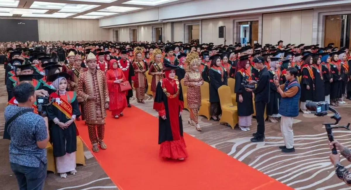 Suasana Wisuda ke-XIII Universitas Kader Bangsa di Whyndam OPI Mall, pada hari Kamis, tanggal 11 Desember 2025. (BEKISARMEDIA.ID/MARWAH)