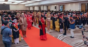 Suasana Wisuda ke-XIII Universitas Kader Bangsa di Whyndam OPI Mall, pada hari Kamis, tanggal 11 Desember 2025. (BEKISARMEDIA.ID/MARWAH)