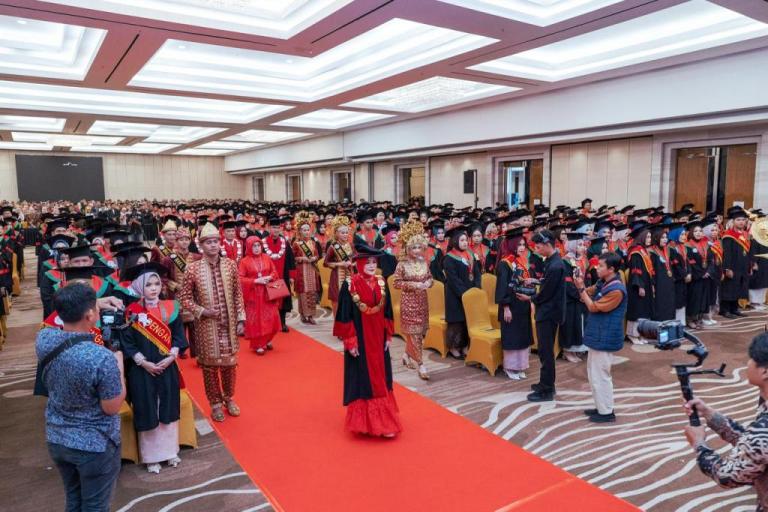 Suasana Wisuda ke-XIII Universitas Kader Bangsa di Whyndam OPI Mall, pada hari Kamis, tanggal 11 Desember 2025. (BEKISARMEDIA.ID/MARWAH)
