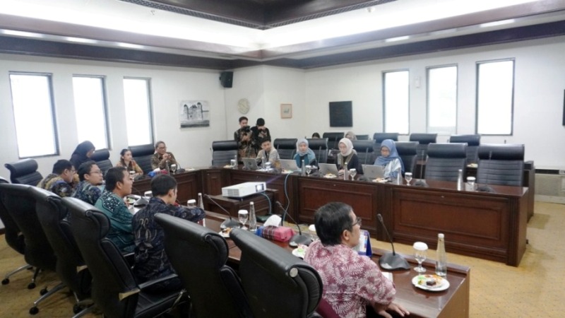 Anggota Dewan Perwakilan Daerah (DPD) Republik Indonesia (RI) asal Daerah Istimewa Yogyakarta (DIY), R.A. Yashinta Sekarwangi Mega, melakukan kunjungan kerja ke Kantor Perwakilan Bank Indonesia (KPwBI) DIY, pada hari Jum'at, tanggal 19 Desember 2025. (BEKISARMEDIA.ID/EEN)