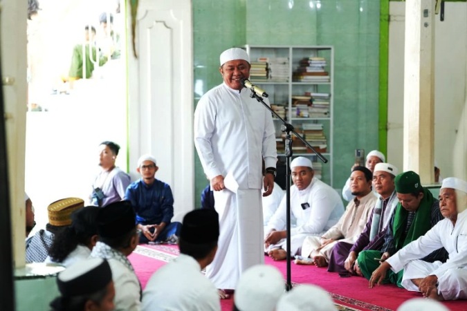Gubernur Provinsi Sumatera Selatan (Sumsel), Herman Deru, secara resmi melepas ratusan jamaah dalam rangka peringatan Haul Datuk Kiai Marogan ke-125 Tahun yang digelar di Masjid Lawang Kidul, Palembang, pada hari Minggu, tanggal 11 Januari 2026. (BEKISARMEDIA.ID/ANGGA) Gubernur Provinsi Sumatera Selatan (Sumsel), Herman Deru, secara resmi melepas ratusan jamaah dalam rangka peringatan Haul Datuk Kiai Marogan ke-125 Tahun yang digelar di Masjid Lawang Kidul, Palembang, pada hari Minggu, tanggal 11 Januari 2026. (BEKISARMEDIA.ID/ANGGA)