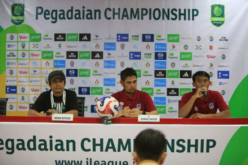 Pelatih Sumsel United, Nil Maizar, bersama Hafit Ibrahim, pada hari Jum'at, tanggal 9 Januari 2026 di Stadion Gelora Sriwijaya Jakabaring, Palembang. (BEKISARMEDIA.ID/TRY)