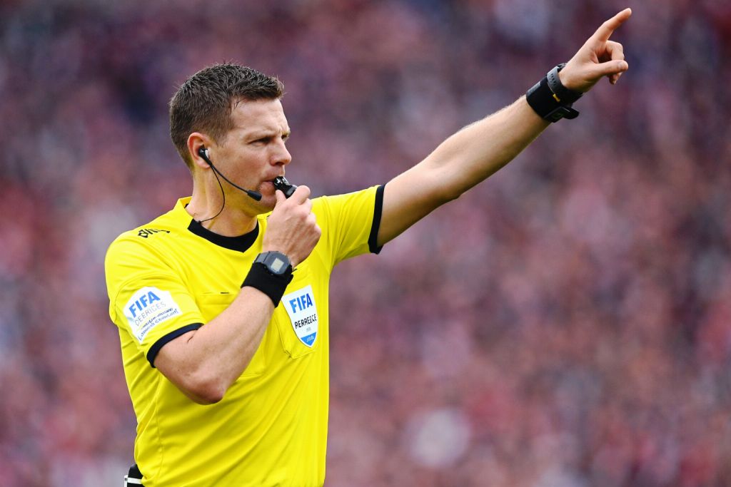 A football referee officiating the game. (BEKISARMEDIA.ID)