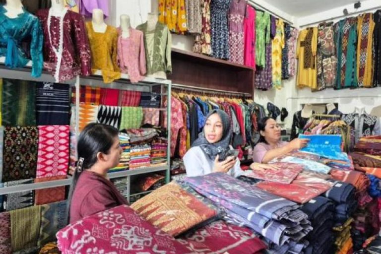 Anggota Dewan Perwakilan Daerah (DPD) Republik Indonesia (RI) asal Provinsi Nusa Tenggara Barat (NTB), Mirah Midadan Fahmid, mengunjungi pedagang batik di Kampung Batik. (BEKISARMEDIA.ID/EEN)