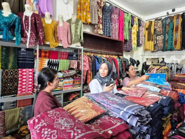 Anggota Dewan Perwakilan Daerah (DPD) Republik Indonesia (RI) asal Provinsi Nusa Tenggara Barat (NTB), Mirah Midadan Fahmid, mengunjungi pedagang batik di Kampung Batik. (BEKISARMEDIA.ID/EEN)