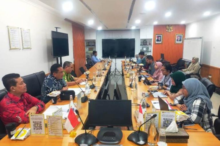 Penjabat (Pj.) Sekretaris Daerah (Sekda) Kabupaten Muba, Syafaruddin, yang didampingi Kepala Badan Perencanaan Pembangunan Daerah (Bappeda) Muba, Mursalin, melakukan koordinasi tindak lanjut monitoring progres PSN yang digelar bersama Kementerian Energi dan Sumber Daya Mineral (ESDM) Republik Indonesia. (foto : Diskominfo Muba)