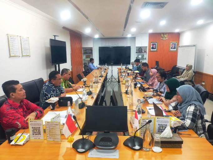 Penjabat (Pj.) Sekretaris Daerah (Sekda) Kabupaten Muba, Syafaruddin, yang didampingi Kepala Badan Perencanaan Pembangunan Daerah (Bappeda) Muba, Mursalin, melakukan koordinasi tindak lanjut monitoring progres PSN yang digelar bersama Kementerian Energi dan Sumber Daya Mineral (ESDM) Republik Indonesia. (foto : Diskominfo Muba)
