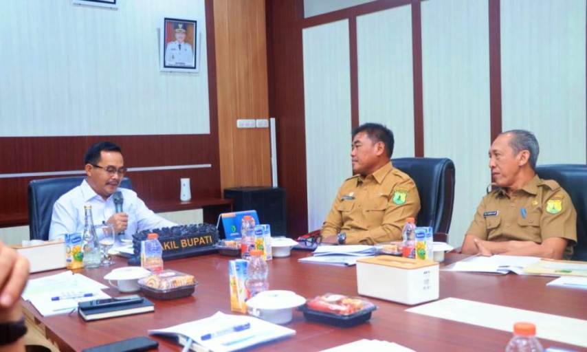 Wakil Bupati Kabupaten Muba, Abdur Rohman Husen, saat memimpin Rapat Pembahasan Tindak Lanjut Kesepakatan antara BNN Provinsi Sumsel dan Pemkab Muba, yang digelar pada hari Senin, tanggal 12 Januari 2026 di Ruang Rapat Rumah Dinas Wakil Bupati Kabupaten Muba. (BEKISARMEDIA.ID/ANGGA) Wakil Bupati Kabupaten Muba, Abdur Rohman Husen, saat memimpin Rapat Pembahasan Tindak Lanjut Kesepakatan antara BNN Provinsi Sumsel dan Pemkab Muba, yang digelar pada hari Senin, tanggal 12 Januari 2026 di Ruang Rapat Rumah Dinas Wakil Bupati Kabupaten Muba. (BEKISARMEDIA.ID/ANGGA)