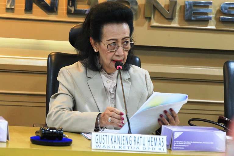 Wakil Ketua DPD RI, GKR Hemas, memimpin Rapat Sub Wilayah Barat II dalam rangka mematangkan hasil penyerapan Aspirasi Masyarakat dan Daerah. (foto : Newsroom DPD RI)