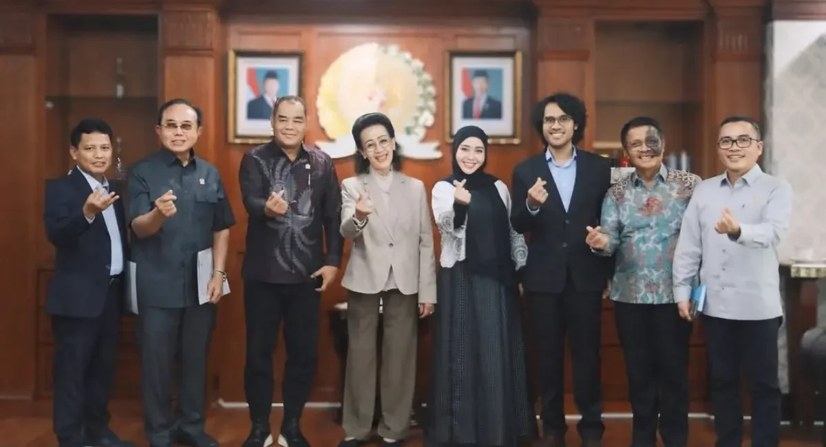 Wakil Ketua Dewan Perwakilan Daerah (DPD) Republik Indonesia (RI), GKR Hemas, foto bersama setelah memimpin Rapat Koordinasi (Rakor) bersama Pimpinan Komite I, Panitia Perancang Undang-Undang (PPUU), serta Badan Urusan Legislasi Daerah (BULD), di Kompleks Parlemen Senayan, Jakarta, hari Senin, tanggal 12 Januari 2026. (foto : Newsroom DPD RI)