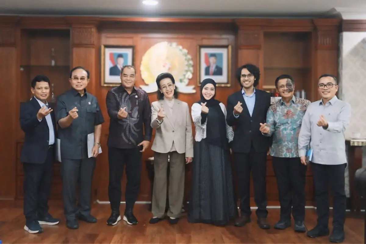 Wakil Ketua Dewan Perwakilan Daerah (DPD) Republik Indonesia (RI), GKR Hemas, foto bersama setelah memimpin Rapat Koordinasi (Rakor) bersama Pimpinan Komite I, Panitia Perancang Undang-Undang (PPUU), serta Badan Urusan Legislasi Daerah (BULD), di Kompleks Parlemen Senayan, Jakarta, hari Senin, tanggal 12 Januari 2026. (foto : Newsroom DPD RI)