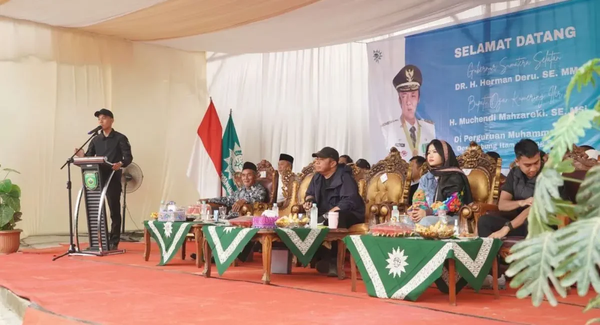 Bupati Kabupaten Ogan Komering Ilir, H. Muchendi Mahzareki, mendampingi Gubernur Provinsi Sumatera Selatan, Herman Deru, melakukan Kunjungan Kerja (Kunker) ke Kecamatan Tulung Selapan, tepatnya di Perguruan Muhammadiyah Desa Lebung Itam, Kabupaten Ogan Komering Ilir (OKI), pada hari Rabu, tanggal 31 Desember 2025. (BEKISARMEDIA.ID/REFNI)
