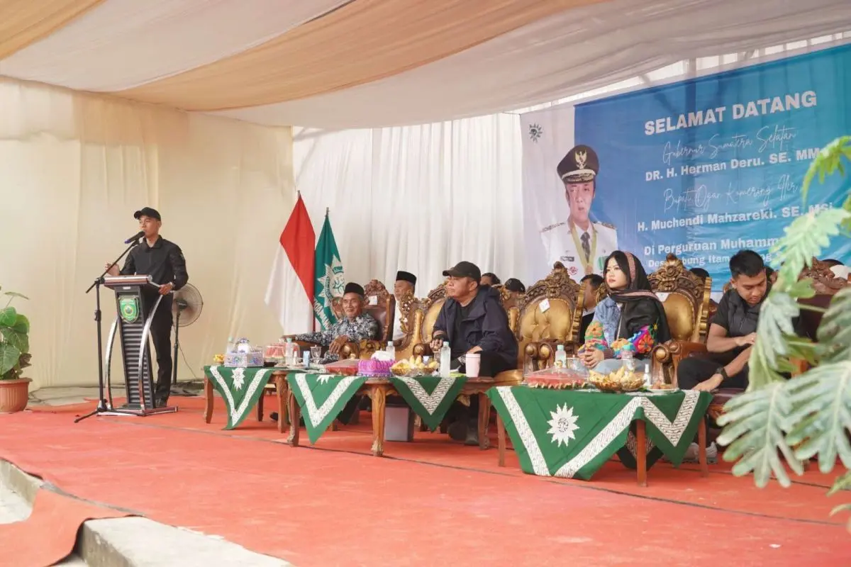 Bupati Kabupaten Ogan Komering Ilir, H. Muchendi Mahzareki, mendampingi Gubernur Provinsi Sumatera Selatan, Herman Deru, melakukan Kunjungan Kerja (Kunker) ke Kecamatan Tulung Selapan, tepatnya di Perguruan Muhammadiyah Desa Lebung Itam, Kabupaten Ogan Komering Ilir (OKI), pada hari Rabu, tanggal 31 Desember 2025. (BEKISARMEDIA.ID/REFNI)