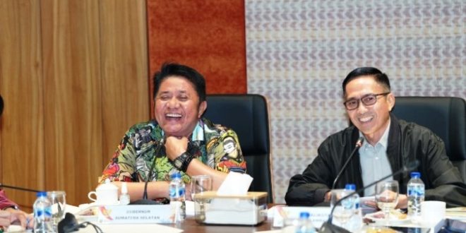 Di sela agenda padat usai melaksanakan kunjungan kerja ke Kabupaten Ogan Komering Ulu (OKU) Selatan, Gubernur Provinsi Sumatera Selatan (Sumsel), Herman Deru, menerima silaturahmi Wali Kota Palembang, Ratu Dewa, beserta jajaran Pemerintah Kota (Pemkot) Palembang. (BEKISARMEDIA.ID/REFNI)