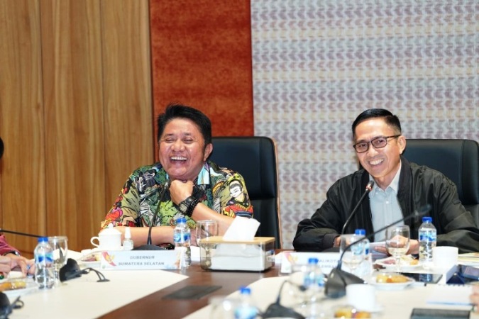 Di sela agenda padat usai melaksanakan kunjungan kerja ke Kabupaten Ogan Komering Ulu (OKU) Selatan, Gubernur Provinsi Sumatera Selatan (Sumsel), Herman Deru, menerima silaturahmi Wali Kota Palembang, Ratu Dewa, beserta jajaran Pemerintah Kota (Pemkot) Palembang. (BEKISARMEDIA.ID/REFNI)