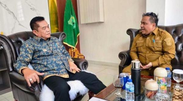 Kepala Disnakertrans Kabupaten Muba, Herryandi Sinulingga, bersama Bupati Kabupaten Muba, M. Toha. (BEKISARMEDIA.ID/EEN)