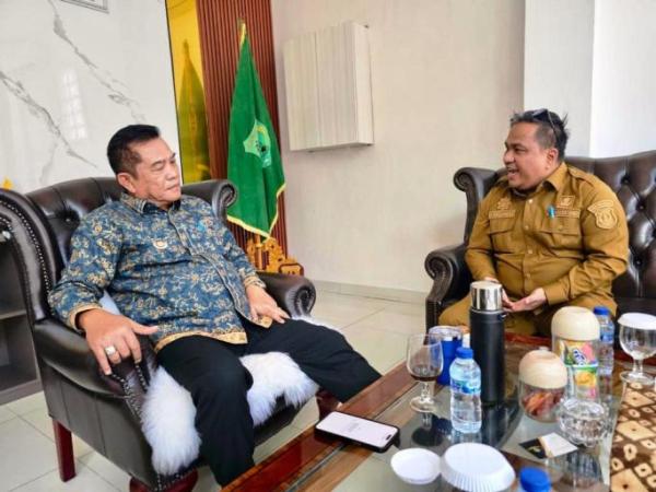 Kepala Disnakertrans Kabupaten Muba, Herryandi Sinulingga, bersama Bupati Kabupaten Muba, M. Toha. (BEKISARMEDIA.ID/EEN) Kepala Disnakertrans Kabupaten Muba, Herryandi Sinulingga, bersama Bupati Kabupaten Muba, M. Toha. (BEKISARMEDIA.ID/EEN)