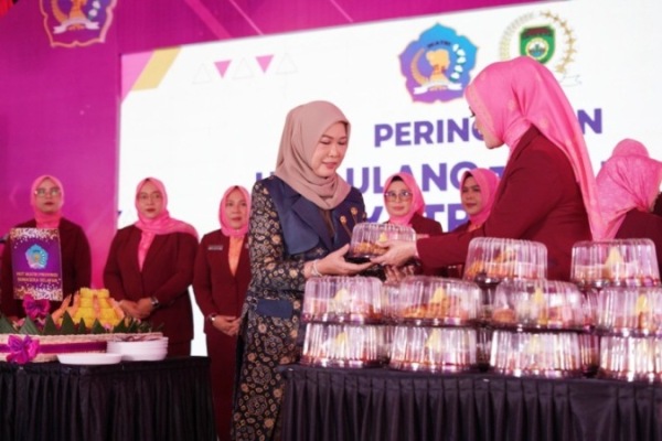 Ketua Tim Penggerak PKK Sumsel, Hj. Febrita Lustia, menghadiri peringatan Hari Ulang Tahun (HUT) ke-11 Ikatan Istri Anggota DPRD (IKATRI) Provinsi Sumatera Selatan (Sumsel) yang digelar di halaman Kantor DPRD Sumsel, hari Sabtu, tanggal 10 Januari 2026. (BEKISARMEDIA.ID/ANGGA)