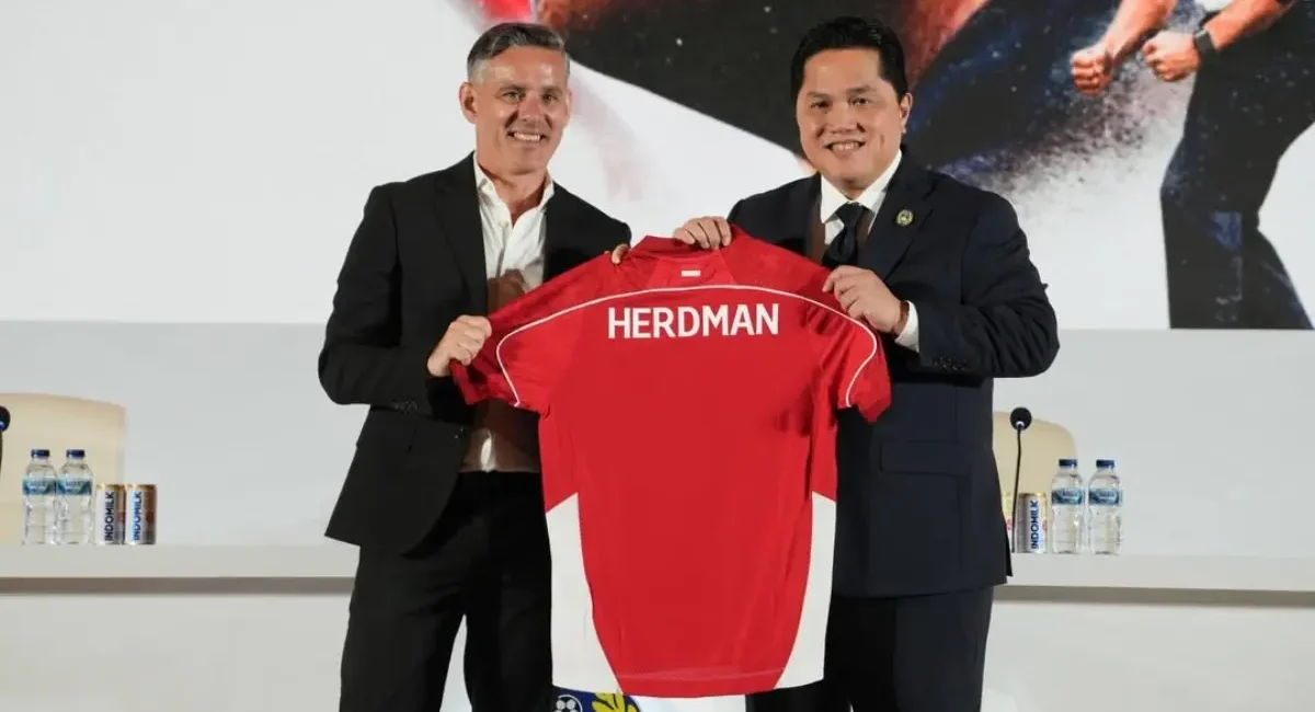 Ketua Umum Persatuan Sepak Bola Seluruh Indonesia (PSSI), Erick Thohir, memperkenalkan John Herdman sebagai Pelatih Tim Nasional Indonesia, pada hari Selasa, tanggal 13 Januari 2026. (foto : PSSI.org)
