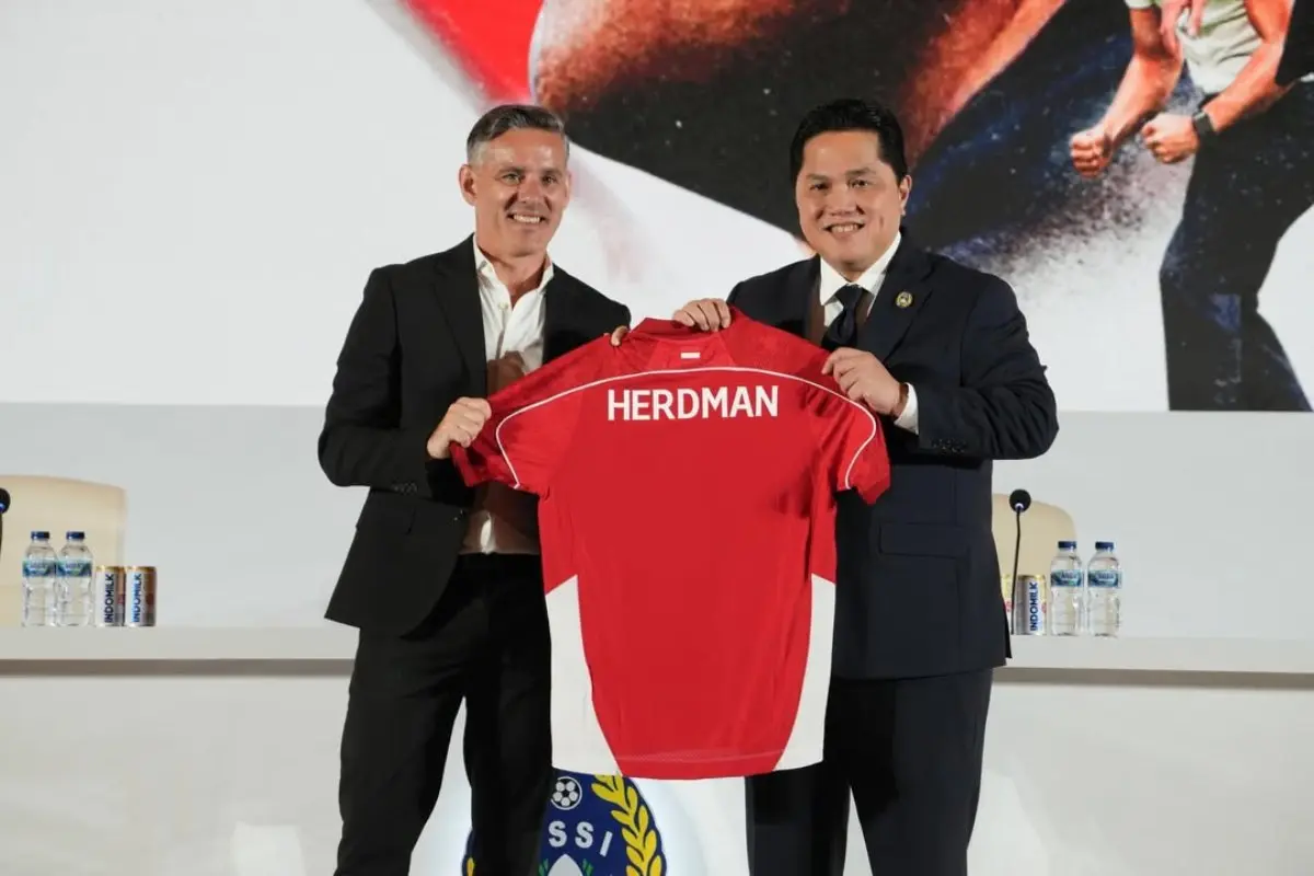 Ketua Umum Persatuan Sepak Bola Seluruh Indonesia (PSSI), Erick Thohir, memperkenalkan John Herdman sebagai Pelatih Tim Nasional Indonesia, pada hari Selasa, tanggal 13 Januari 2026. (foto : PSSI.org)