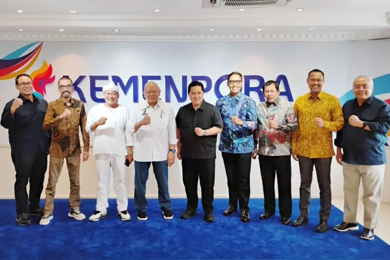 Ketua Umum PB Muaythai Indonesia, LaNyalla Mahmud Mattalitti, menyampaikan laporan agenda kerja dan program organisasi tahun 2026 kepada Menteri Pemuda dan Olahraga (Menpora) Republik Indonesia, Erick Thohir. (foto : Tim Media LaNyalla Mahmud Mattalitti)