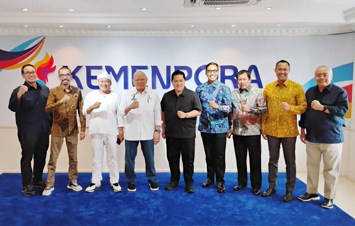 Ketua Umum PB Muaythai Indonesia, LaNyalla Mahmud Mattalitti, menyampaikan laporan agenda kerja dan program organisasi tahun 2026 kepada Menteri Pemuda dan Olahraga (Menpora) Republik Indonesia, Erick Thohir. (foto : Tim Media LaNyalla Mahmud Mattalitti)