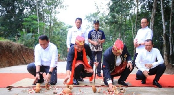 Gubernur Sumatera Selatan (Sumsel), Herman Deru, meresmikan jalan penghubung Desa Karang Agung hingga Desa Trans Lubar, Kecamatan Simpang, Kabupaten Ogan Komering Ulu (OKU) Selatan, pada hari Jum'at, tanggal 23 Januari 2026. (BEKISARMEDIA.ID/REFNI)
