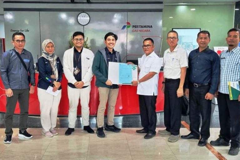 Tim dari Badan Pengelola Pajak dan Retribusi Daerah melakukan penyampaian Surat Pemberitahuan Pajak Terutang (SPPT) Pajak Bumi dan Bangunan (PBB) kepada sejumlah wajib pajak strategis. (foto : Dinkominfo Kabupaten Muba)