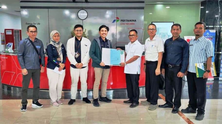 Tim dari Badan Pengelola Pajak dan Retribusi Daerah melakukan penyampaian Surat Pemberitahuan Pajak Terutang (SPPT) Pajak Bumi dan Bangunan (PBB) kepada sejumlah wajib pajak strategis. (foto : Dinkominfo Kabupaten Muba)