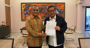 Sahrin Hamid saat menyerahkan surat pengunduran diri dari jabatannya sebagai Komisaris PT Jakpro kepada Gubernur Jakarta, Pramono Anung, di Balai Kota Jakarta, Gambir, Jakarta Pusat, pada hari Rabu, 21 Januari 2026. (Dok. Humas DPP Gerakan Rakyat)