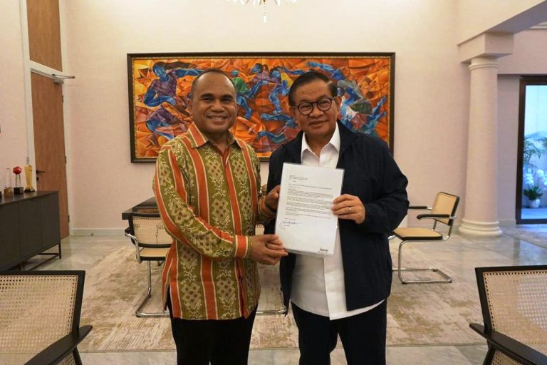 Sahrin Hamid saat menyerahkan surat pengunduran diri dari jabatannya sebagai Komisaris PT Jakpro kepada Gubernur Jakarta, Pramono Anung, di Balai Kota Jakarta, Gambir, Jakarta Pusat, pada hari Rabu, 21 Januari 2026. (Dok. Humas DPP Gerakan Rakyat)
