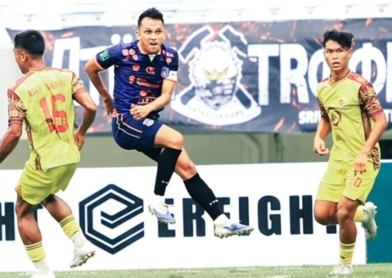 Pemain Sriwijaya FC dan Sumsel United pada pertandingan pekan ke 17 Pegadaian Championship musim 2025/2026. (foto : ig @sumselutdofficial)