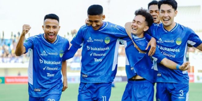 Pemain PSIM Yogyakarta melakukan selebrasi usai menaklukan Adhyaksa FC dengan skor akhir 3-0 di Mandala Krida, pada Liga 2 Indonesia Musim 2024/2025. (foto : psimjogja.id)