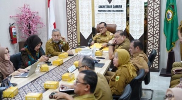 Sekretaris Daerah (Sekda) Provinsi Sumatera Selatan (Sumsel), Edward Candra, mengikuti Rapat Koordinasi (Rakor) Pengendalian Inflasi Daerah secara daring dari Palembang, pada hari Selasa, tanggal 27 Januari 2026. (BEKISARMEDIA.ID/REFNI)