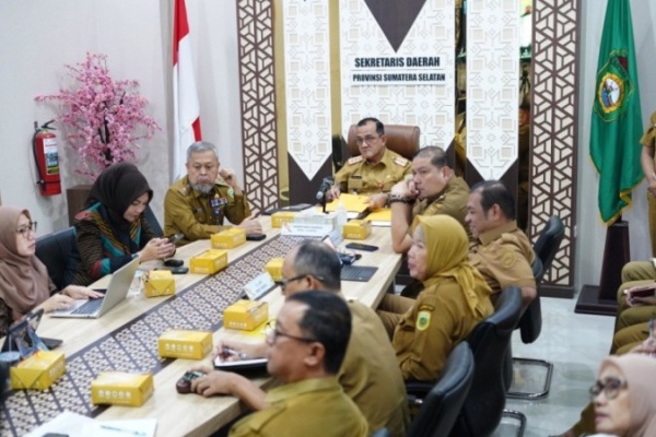 Sekretaris Daerah (Sekda) Provinsi Sumatera Selatan (Sumsel), Edward Candra, mengikuti Rapat Koordinasi (Rakor) Pengendalian Inflasi Daerah secara daring dari Palembang, pada hari Selasa, tanggal 27 Januari 2026. (BEKISARMEDIA.ID/REFNI)