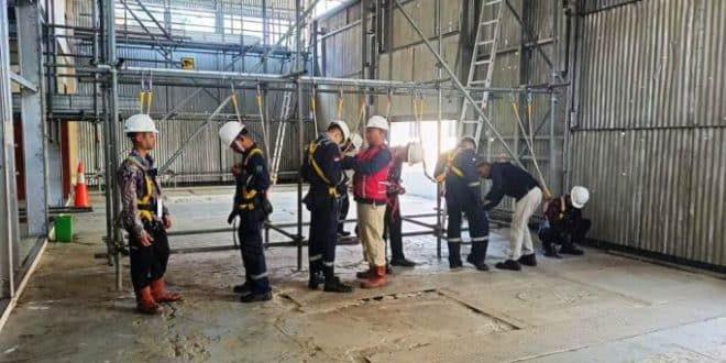 Pemuda dari Kabupaten Musi Banyuasin, M. Dwi Januarta Putra, mengikuti Pelatihan Industri Migas pada jurusan Scaffolding yang digelar di PPSDM Migas Cepu, Jawa Tengah. (foto : Diskominfo Muba)