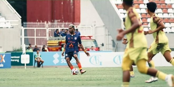 Pemain Sumsel United menguasai bola, dalam pertandingan melawan Sriwijaya FC di Stadion Gelora Sriwijaya Jakabaring, Palembang. (BEKISARMEDIA.ID/ANGGA)
