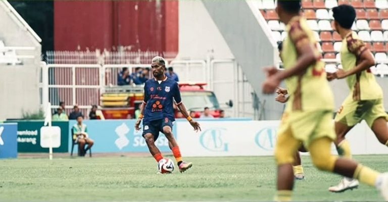 Pemain Sumsel United menguasai bola, dalam pertandingan melawan Sriwijaya FC di Stadion Gelora Sriwijaya Jakabaring, Palembang. (BEKISARMEDIA.ID/ANGGA)