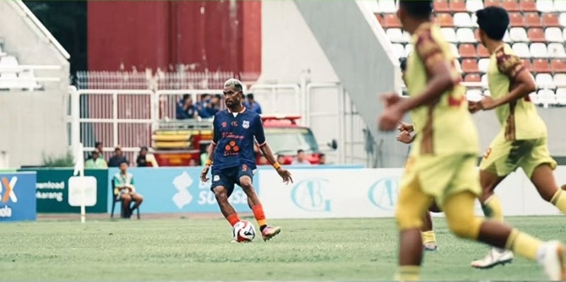 Pemain Sumsel United menguasai bola, dalam pertandingan melawan Sriwijaya FC di Stadion Gelora Sriwijaya Jakabaring, Palembang. (BEKISARMEDIA.ID/ANGGA)