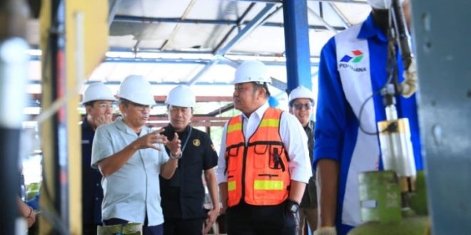 Gubernur Provinsi Sumatera Selatan, Herman Deru, melakukan inspeksi LPG bersubsidi 3 kg ke fasilitas PT Pirantinusa Energi Persada di Kecamatan Rambutan, Kabupaten Ogan Ilir, pada hari Kamis, tanggal 22 Januari 2026. (foto : Humas Pemprov Sumsel)