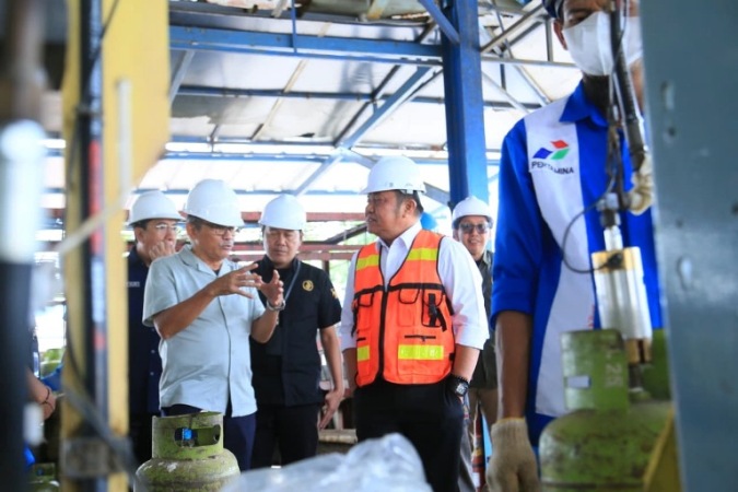 Gubernur Provinsi Sumatera Selatan, Herman Deru, melakukan inspeksi LPG bersubsidi 3 kg ke fasilitas PT Pirantinusa Energi Persada di Kecamatan Rambutan, Kabupaten Ogan Ilir, pada hari Kamis, tanggal 22 Januari 2026. (foto : Humas Pemprov Sumsel)