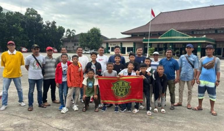 Rombongan dari SSB Palembang Soccer Skills sedang bersiap menuju Kabupaten OKU Timur untuk mengikuti Festival Sepak Bola Usia Dini Bupati Kabupaten OKU Timur. (BEKISARMEDIA.ID/ANGGA)