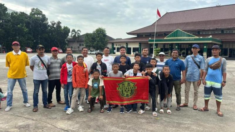 Rombongan dari SSB Palembang Soccer Skills sedang bersiap menuju Kabupaten OKU Timur untuk mengikuti Festival Sepak Bola Usia Dini Bupati Kabupaten OKU Timur. (BEKISARMEDIA.ID/ANGGA) Rombongan dari SSB Palembang Soccer Skills sedang bersiap menuju Kabupaten OKU Timur untuk mengikuti Festival Sepak Bola Usia Dini Bupati Kabupaten OKU Timur. (BEKISARMEDIA.ID/ANGGA)