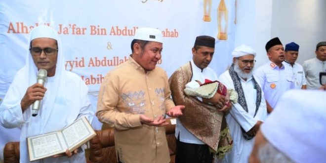 Gubernur Sumatera Selatan, Herman Deru, menghadiri Haul Almarhum Alhabib Jafar sekaligus prosesi Tasmiyah (pemberian nama) Sayyid Abdullah Shahab, putra dari Habib Ahmad Shahab, pada hari Kamis, tanggal 29 Januari 2026. (BEKISARMEDIA.ID/REFNI)