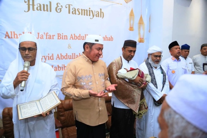 Gubernur Sumatera Selatan, Herman Deru, menghadiri Haul Almarhum Alhabib Jafar sekaligus prosesi Tasmiyah (pemberian nama) Sayyid Abdullah Shahab, putra dari Habib Ahmad Shahab, pada hari Kamis, tanggal 29 Januari 2026. (BEKISARMEDIA.ID/REFNI)