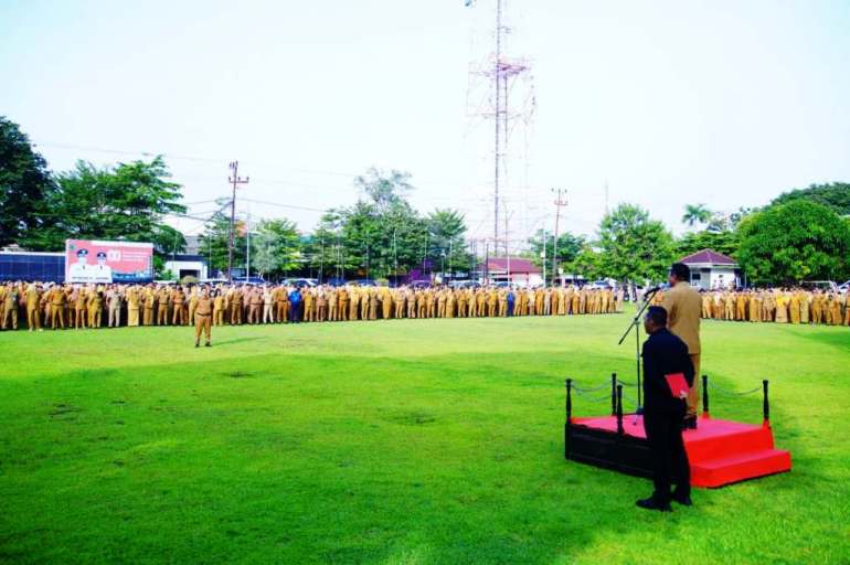 Bupati Kabupaten Musi Banyuasin (Muba), M. Toha Tohet, memimpin langsung Apel Gabungan bersama seluruh Pegawai Pemerintah Kabupaten (Pemkab) Muba, di Halaman Kantor Bupati Musi Banyuasin, pada hari Senin, tanggal 5 Januari 2026. (BEKISARMEDIA.ID/SIKUMBANG)