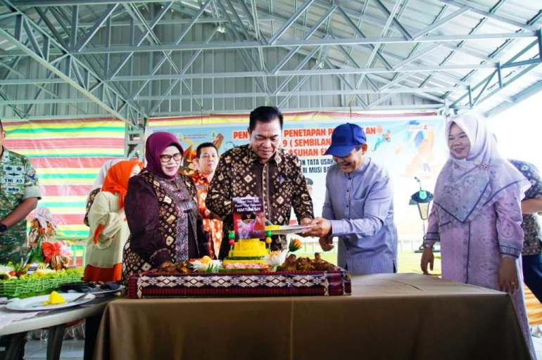 Bupati Kabupaten Musi Banyuasin, M. Toha, menghadiri acara Penyerahan Putusan Penetapan Perwalian terhadap satu orang anak dan delapan Anak Berkebutuhan Khusus (ABK) yang berada di Panti Asuhan El-Nuza, Desa Srimulyo. (BEKISARMEDIA.ID/SAHRIL)