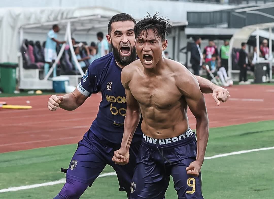 Pemain Persita melakukan selebrasi setelah menciptakan gol pada pertandingan di BRI Super League. (foto : Instagram Persita)