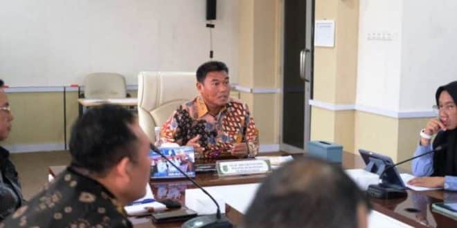 Staf Ahli Bupati Bidang Politik, Hukum, dan Pemerintahan, Iskandar Syahrianto, memimpin Rapat Tindak Lanjut Penyampaian Usulan PPTPKH yang digelar di Ruang Rapat Randik, Kantor Sekretariat Daerah (Setda) Kabupaten Muba, Kamis, 12 Februari 2026. (BEKISARMEDIA.ID/EEN)
